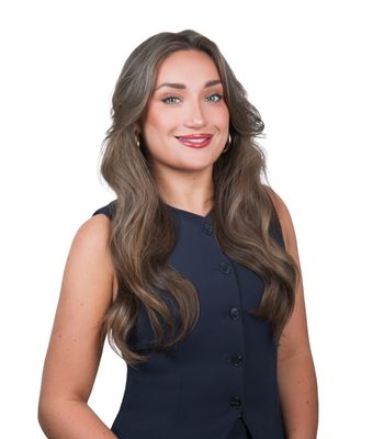 Portrait of Bella Mylett, REALTOR®.